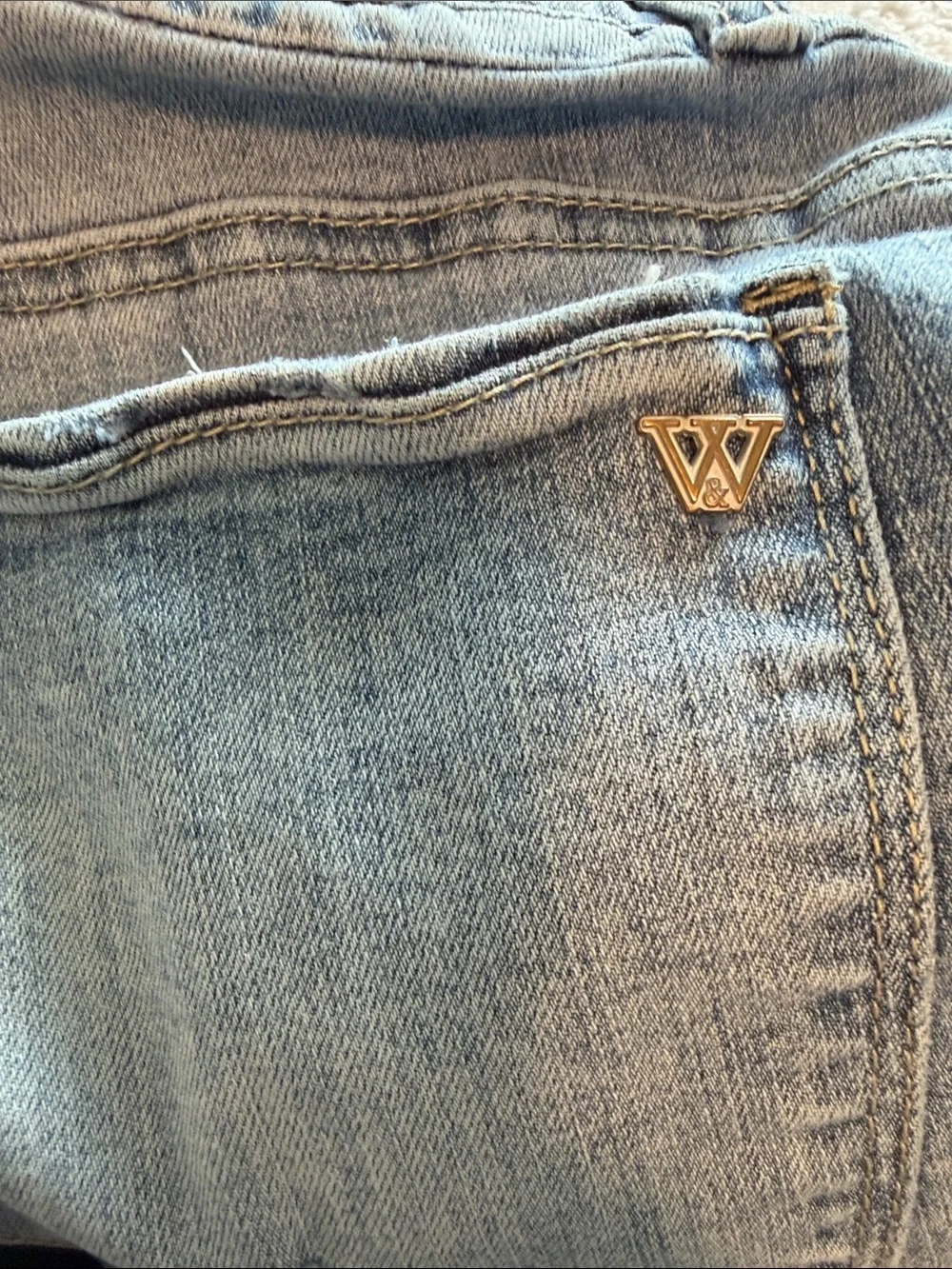Wit & Wisdom Light Blue Distressed Capri Jeans. Elastic Waist. Size 14.